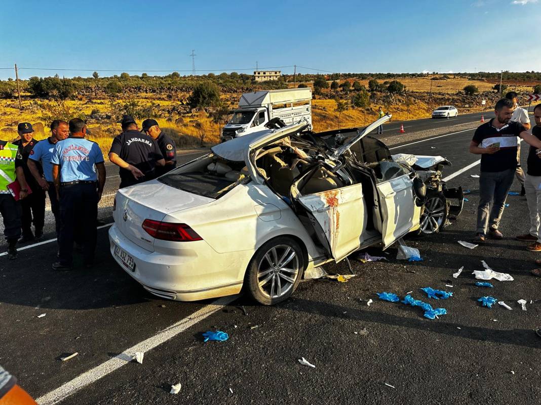 Kamyonun altına giren otomobildeki 2 kardeş hayatını kaybetti 1